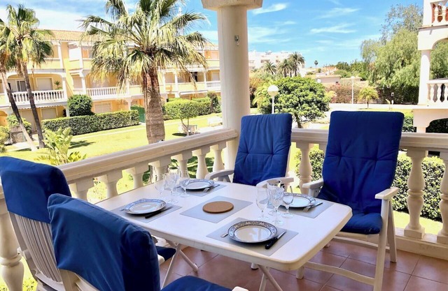 Apartment in residence with swimming pool. Beach 200m away. Center 15min walk