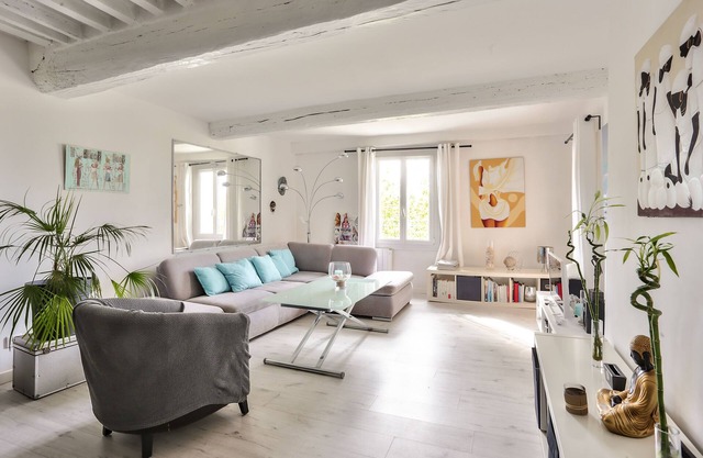 Apartment in the historic center of Frejus with sea view.