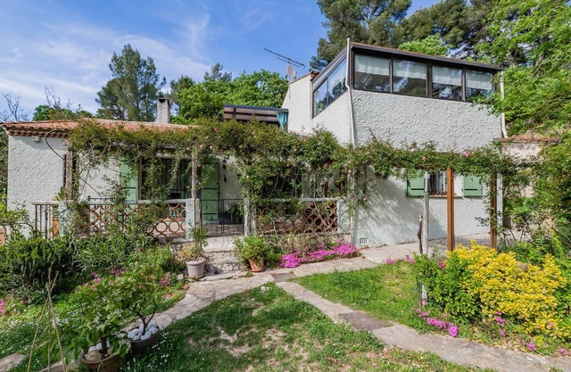 Apartment in the owners' villa, swimming pool, fenced parking.