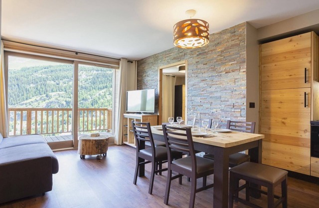 Apartment in Tignes with Slope Access & Spa