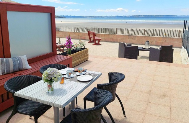 Apartment in top location, sea view, direct access to the beach, Plonévez-Porzay