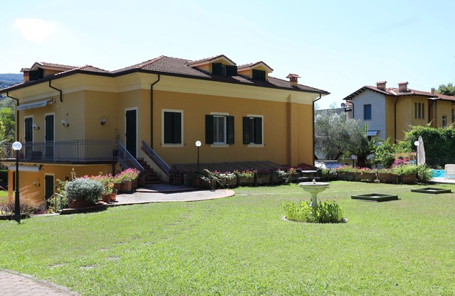 Apartment in villa + large garden with beach and golf at 50 mt