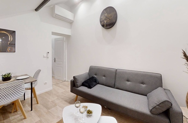 Apartment 'Isolé Calme Bord De Seine Jardin' with Balcony and Wi-Fi