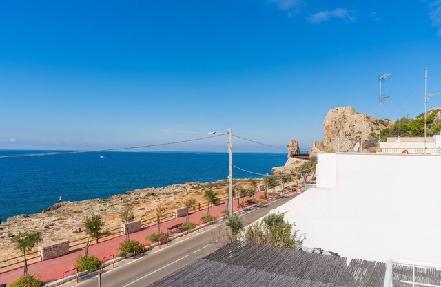 Apartment 'Spazioso Appartamento al Mare' with A/C