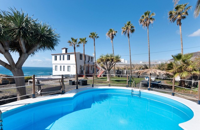 Apartment 'La Bayana - 3' with Sea View, Shared Pool and Wi-Fi