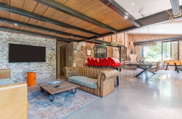 Apartment 'La Bergerie' with Shared Pool, Wi-Fi and Air Conditioning