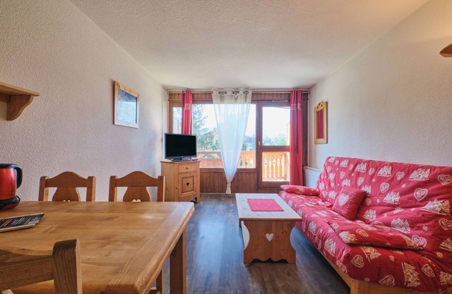 Apartment "La Montagne" with Mountain View, Balcony and Wi-Fi