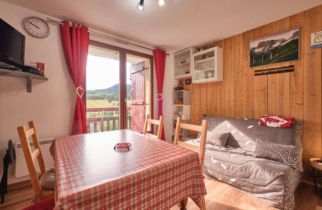 Apartment 'Le Serpaton' with Mountain View and Balcony