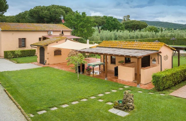 Apartment 'Leccio' with Shared Pool, Wi-Fi and Air Conditioning