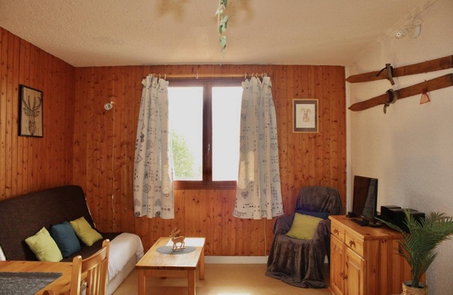 Apartment 'Les Lauriers, No. 2' with Mountain View