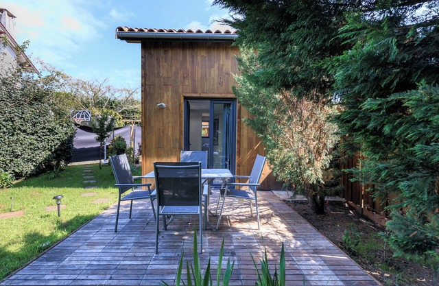 Apartment 'Loc Ty Home' with Private Terrace, Private Garden and Wi-Fi