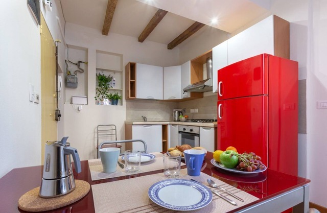 Apartment located on the second floor of a typical Bolognese building, without lift.In 30 square meters of space it is suitable for 2 guests, with a kitchen, double bedroom and a comfortable closet.In a strategic position, in a few minutes on foot you ca