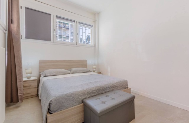 Apartment located on the ground floor of a building.In 39 square meters of space it comfortably accommodates 2 people with a double bedroom.There is an uncovered parking space for the exclusive use of guests.The neighborhood is well served with two super