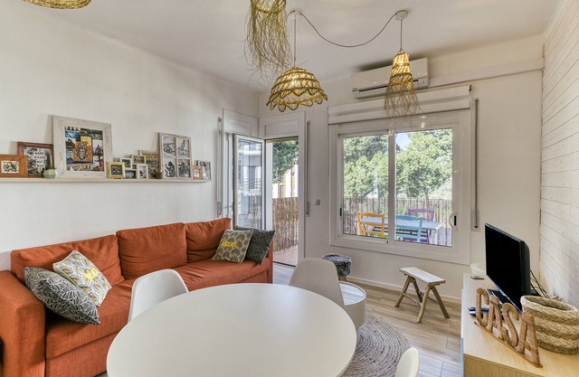 Apartment 'Londres' with Shared Pool, Wi-Fi and Air Conditioning