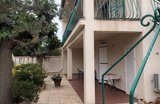 Apartment near Aigues-Mortes center, quiet, shaded terrace, closed parking.