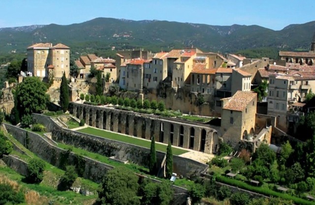 Apartment on garden level with terrace and access to the swimming pool