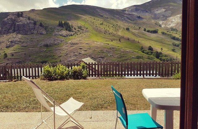 Apartment on the ground floor in Le Chazelet facing the Meije & its glacier