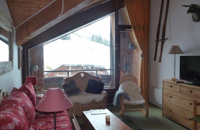 APARTMENT ON THE TRACKS