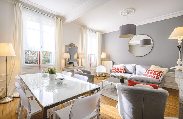 APARTMENT , QUIET, LUXE at the FOOT CATHEDRAL REIMS (WIFI,NETFLIX)