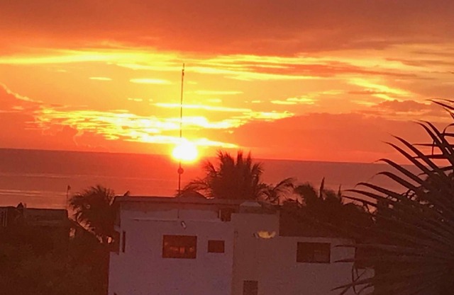 Apartment Rental Ocean View 3 Blks. to Beach 1 Bedr 1.5 Bath Starlink AC