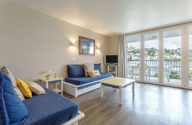 Apartment 'Sea View on the Beach' with Sea View, Shared Pool and Wi-Fi
