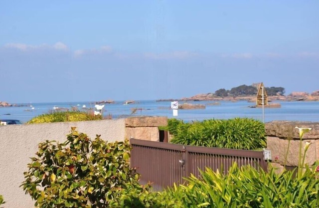 Apartment sea view with courtyard close TREGASTEL
