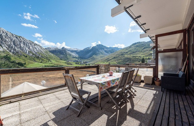 Apartment 'Shamrock 2B' with Mountain View, Balcony and Wi-Fi