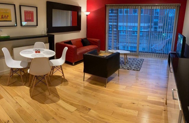 Apartment - Sleeps 4 - Balcony - Parking - Pets Ok