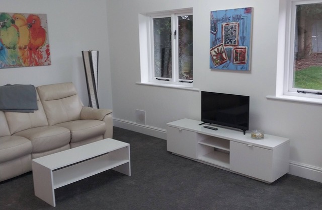 Apartment - Sleeps 4 - Parking - Close to Stansted