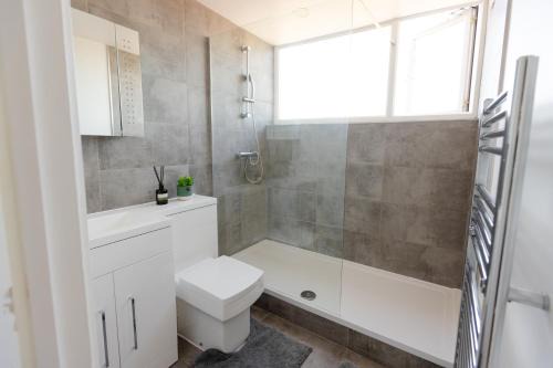 Apartment - Sleeps 6 - Parking - WiFi