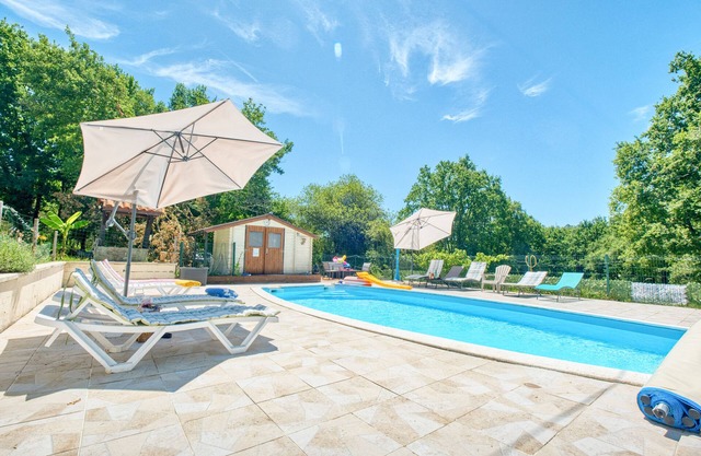 Apartment 'Stag' with Shared Pool, Wi-Fi and Air Conditioning