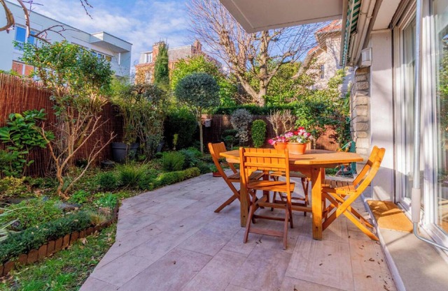 Apartment 'Sur Jardin Clos' with Private Terrace, Private Garden and Wi-Fi