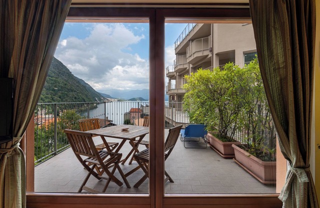 Apartment "Tivano" close to the Lake with Wi-Fi, Terrace & Garden