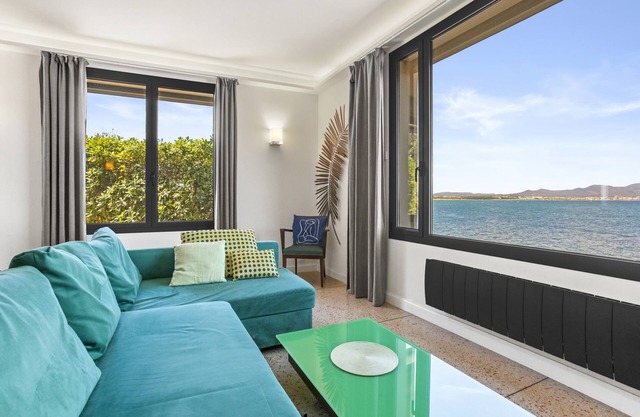 Apartment "Unique Maison Pieds Dans L'eau" with Private Garden, Wi-Fi and Air Conditioning