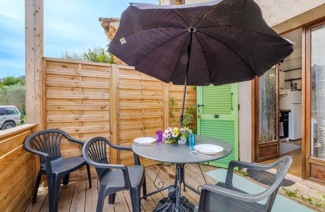 Apartment 'Vallon Des Prés' with Private Terrace, Shared Garden and Wi-Fi