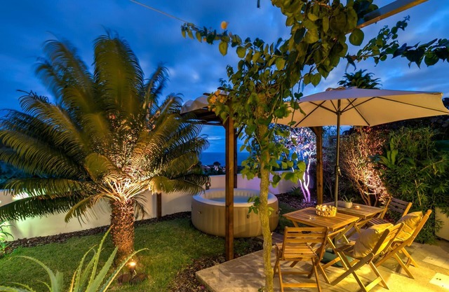 Apartment w/garden, hot water inflatable Spa and sea view.