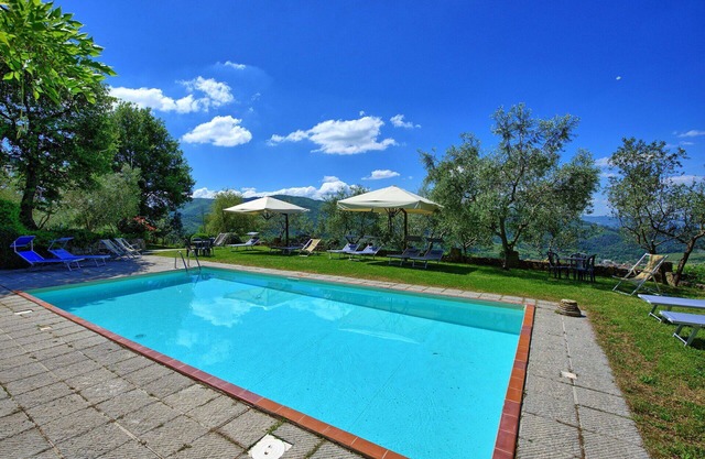 Apartment with pool, WIFI, TV, patio, pets allowed, panoramic view, close to Greve In Chianti