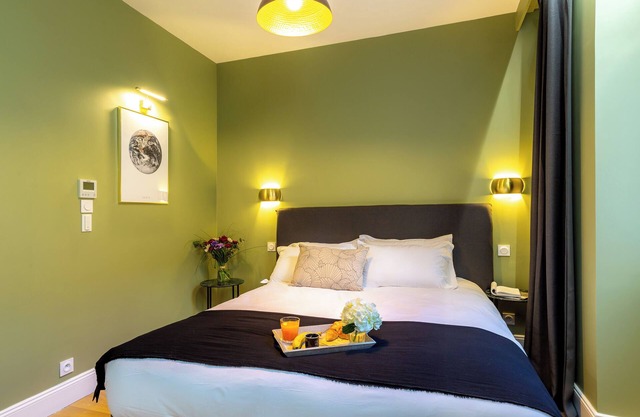 Apartment-Wet room-Courtyard view-C6 Terre et Lune