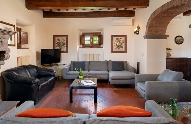 Apartment with A/C, hot tub, WIFI, sauna, pool, TV, patio, panoramic view, parking, close to Arezzo