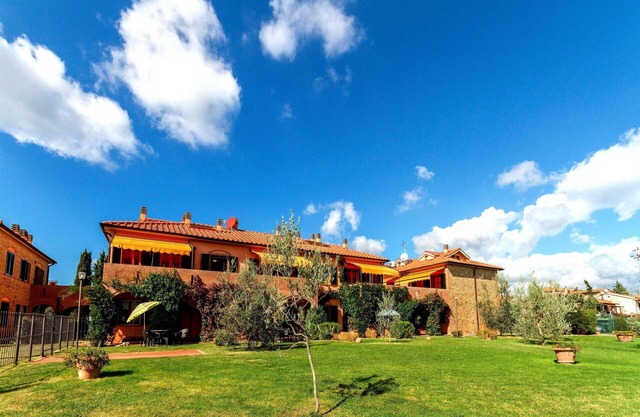 Apartment with A/C, WIFI, pool, TV, veranda, pets allowed, panoramic view, close to San Gimignano