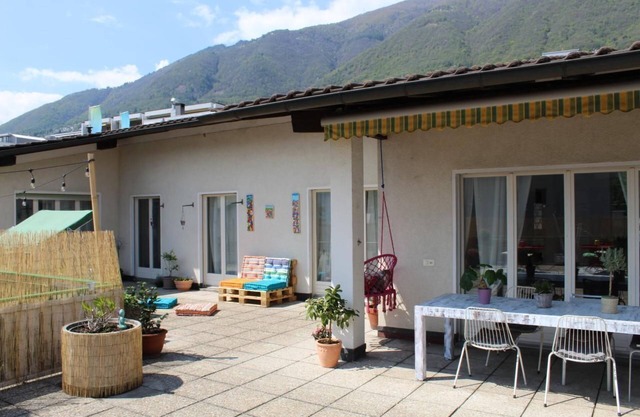 Apartment with flowered terrace, close to the lake