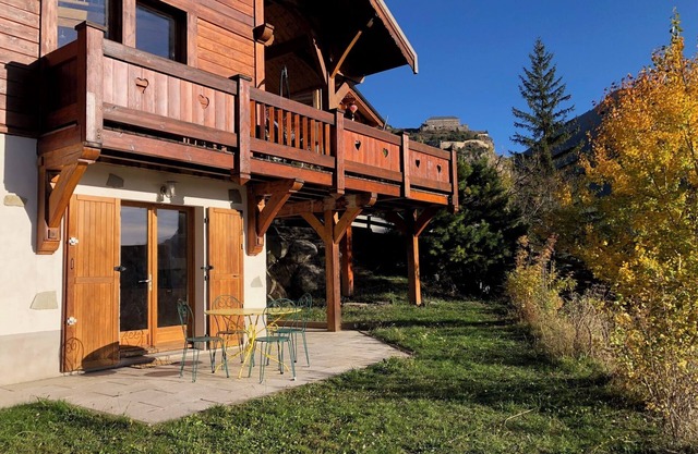 Apartment with its own gondola, in a chalet with mountain views
