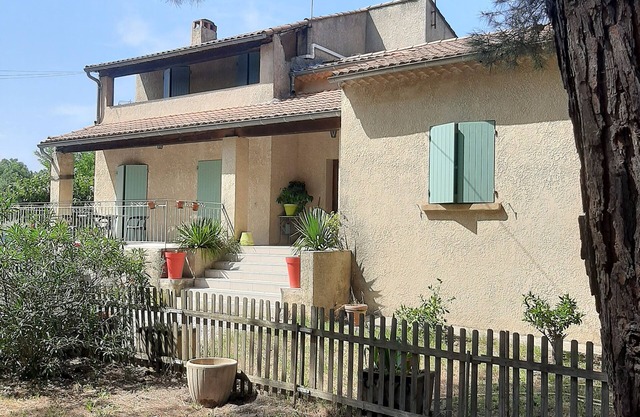 Apartment with large garden and parking, Uzès