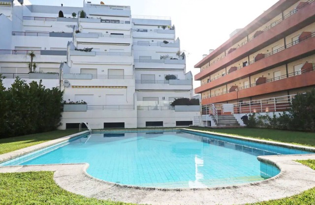 Apartment with magnificent 65 m2 terrace and swimming pool 5 minutes from the beach