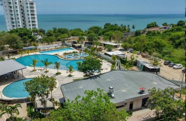 Apartment with pool, view and access to the sea Santa Marta, close to the airport.