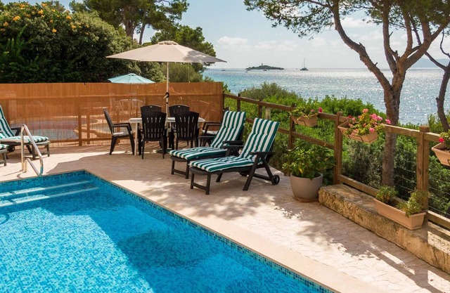 Apartment with private pool by the sea in Alcanada.