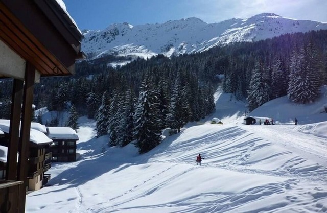 Apartment with stunning views ideally situated on the slopes and shops nearby.