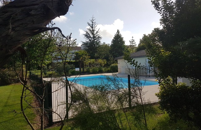 Apartment with swimming pool between Sea and Marais Poitevin