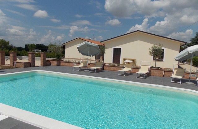 Apartment with swimming pool surrounded by park at 1km from of Spello