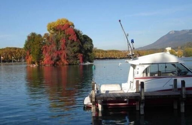Apartment with view of the lake and close to the old town